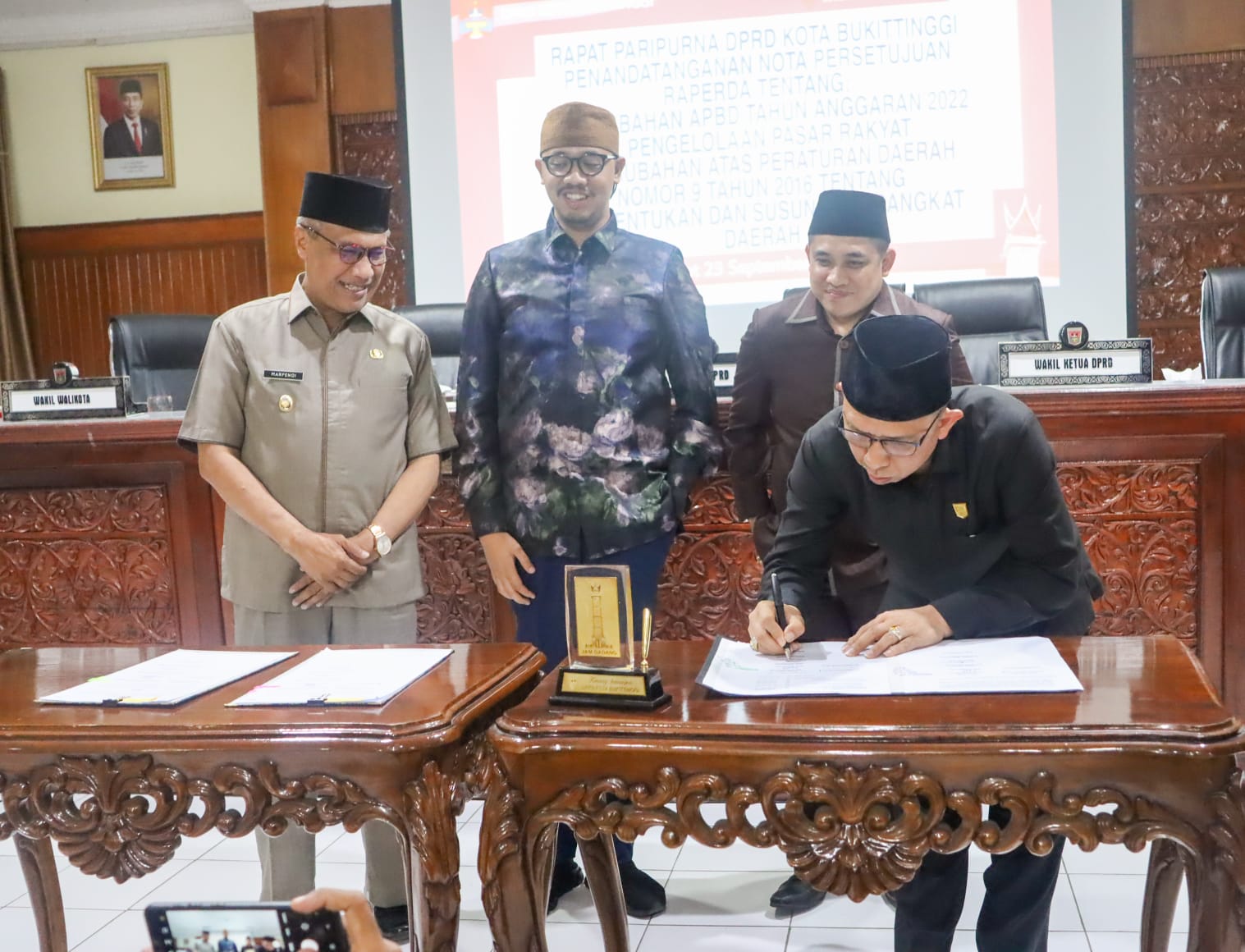 Rapat Paripurna DPRD kota Bukittinggi Bahas Dua Perubahan Satu Pengelolaan Pasar Rakyat