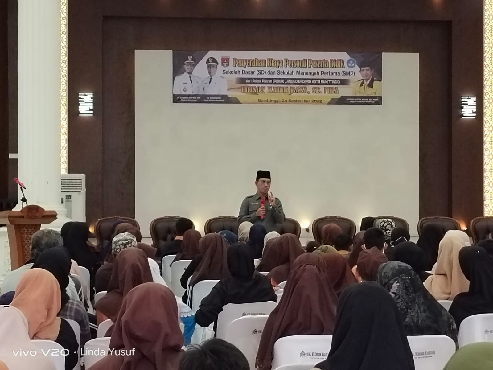 Penyerahan Bantuan SD – SMP Se Kota Bukittinggi, Edison Katik: Bantuan Ini Tidak Terlalu Besar, Sesuai Dengan Keuangan Pemko Bukittinggi