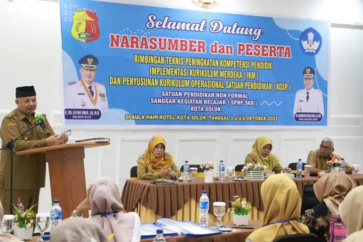 Tingkatkan Kompetensi Tenaga Pengajar Pemko Solok Berikan Bimtek IKM