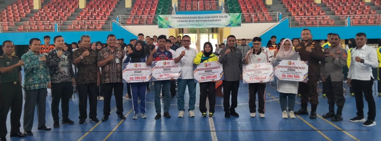 KONI Kota Solok Berikan Uang Pembinaan dan Uang Motivasi Serta BPJS Untuk Atlet Berprestasi