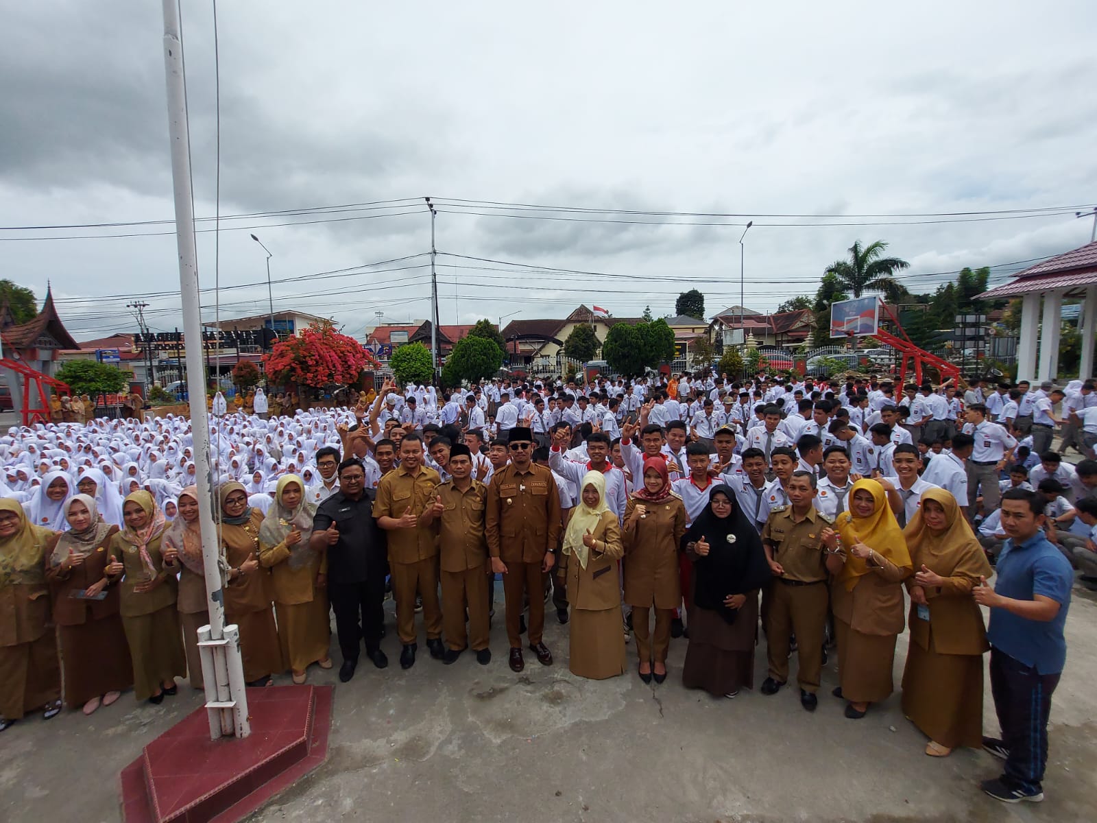 Pemko Bayarkan Uang Komite Siswa SMA Bukittinggi, Erman Safar : Pengurus Komite Dan Sekolah, Jangan Lagi Minta Iuran Lain Yang Membebani Rakyat..!