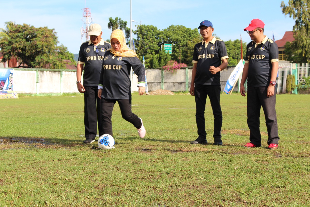 Hj. Nurnisma Buka Turnamen DPRD Cup 2022 Dengan Tendangan Kick Off