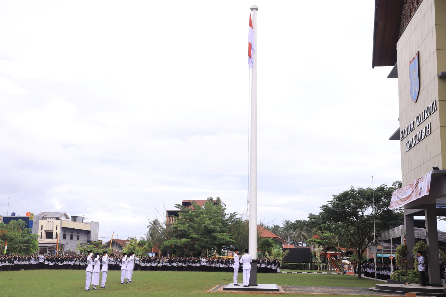 HUT Ke-77 Persatuan Guru Republik Indonesia (PGRI) Tujuh orang tokoh pemerhati guru di Kota Payakumbuh menerima penghargaan dari Wali Kota Payakumbuh
