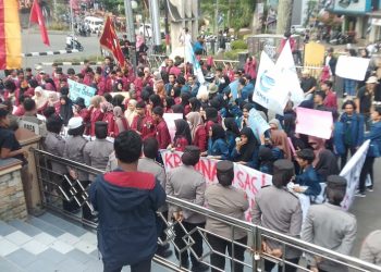 Ini Tuntutan Mahasiswa Demo Di Kantor DPRD Kota Bukittinggi