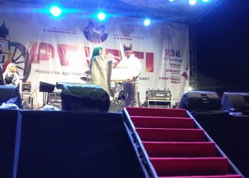 Ini Tulisan Hj.Yenni Usai Dapatkan Penghargaan Dari Erman Safar Pada Puncak Pedati XII