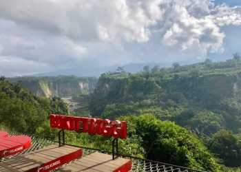 Panorama Lobang Jepang, Estetik View Ngarai Sianok Dan Gunung Singgalang