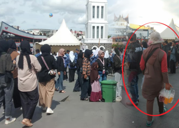 Sepenggal Kisah Seorang Ibu Penjual Minuman Di Pelataran Jam Gadang Bukittinggi