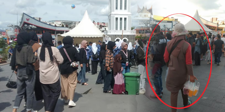 Sepenggal Kisah Seorang Ibu Penjual Minuman Di Pelataran Jam Gadang Bukittinggi