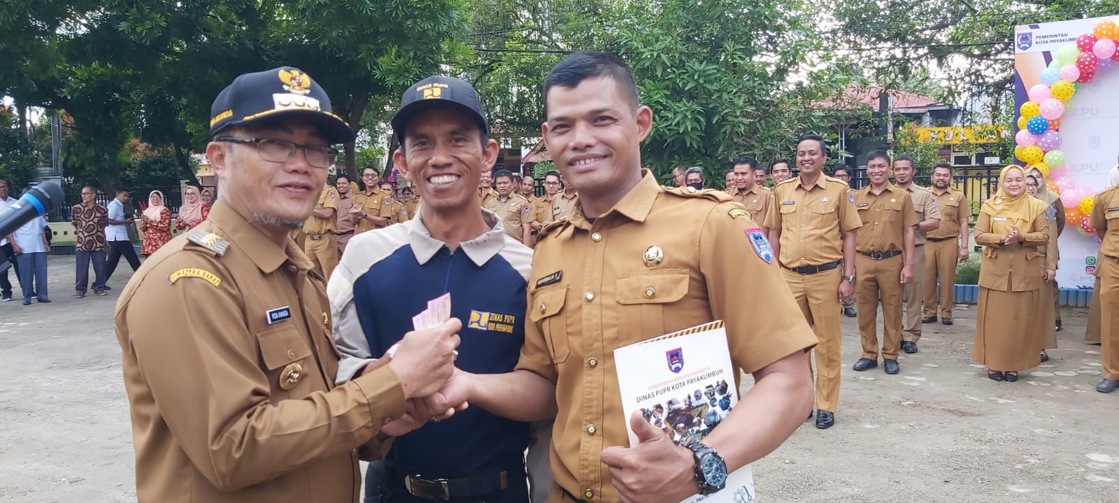 Tak Disangka, Dua Pegawai PUPR Yang Berpakaian Rapi dan Lengkap Diganjar Uang Spontan Oleh Wali Kota Rida Ananda