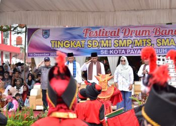 Puluhan ribu pasang mata saksikan kemeriahan festival drum band