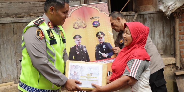 Dalam Program Jumat Curhat, Polres 50 Kota Berikan Bantuan Sosial Kepada Masyarakat