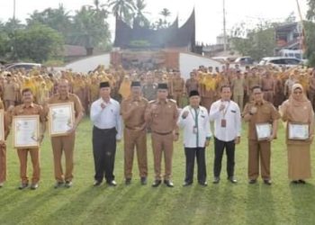 Pimpin Apel Di Awal Tahun, Wawako Solok Serahkan Penghargaan Kepada Sejumlah OPD