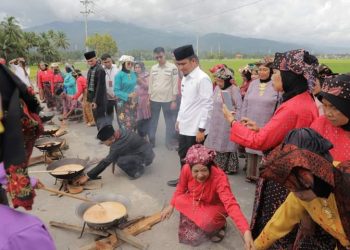 Berikan Kepedulian Kepada Korban Gempa Cianjur, Bundo Kanduang Dan Puti Bungsu Kirim 100 Kg Rendang