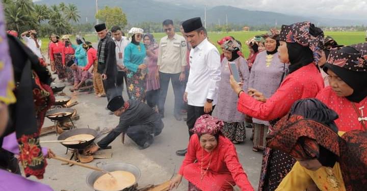 Berikan Kepedulian Kepada Korban Gempa Cianjur, Bundo Kanduang Dan Puti Bungsu Kirim 100 Kg Rendang
