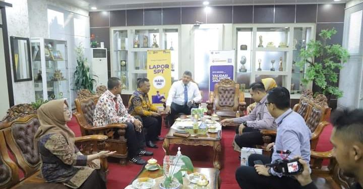 Kunjungi Wako Solok, Kepala KPP Laporkan Pemuktakhiran Data NIK Menjadi NPWP