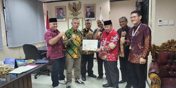 Sebanyak 48 Peserta Diklat Menerima Sertifikat Dari Bupati Agam