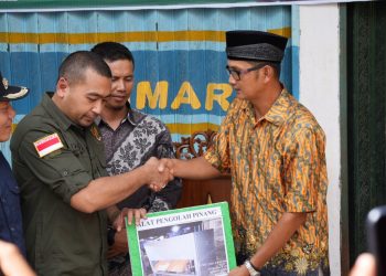 Wagub Sumbar Serahkan Bantuan 600 Bibit Pohon Jengkol di Pasaman