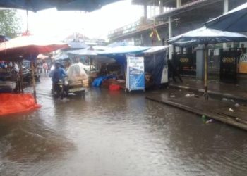 Miris ! Entah Siapa Yang Salah.. Ku Tak Tau.. Sebagian Kawasan Pasar Solok Kembali Menjadi Pasar Apung