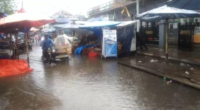 Miris ! Entah Siapa Yang Salah.. Ku Tak Tau.. Sebagian Kawasan Pasar Solok Kembali Menjadi Pasar Apung