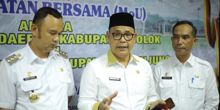 Implementasikan Arahan Mendagri, Pemkab Solok dan Pemkab Sijunjung Tekan MOU