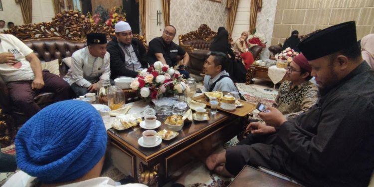 Sukses Acara Hijrafest Di Padang, Rombongan Ari Untung Cs Dijamu Durian