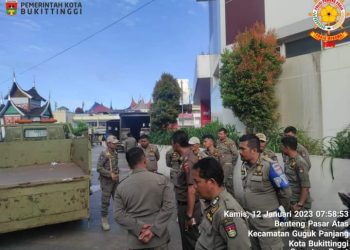 Tim SK4 Tertibkan Pelanggar Perda di Fasilitas Umum Kota Bukittinggi