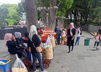 Gerobak Cantik Tatanan Pemko Bukittinggi Di Pelataran Jam Gadang