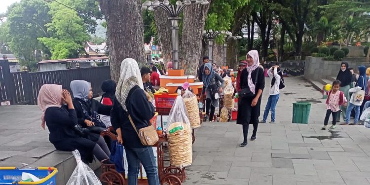 Gerobak Cantik Tatanan Pemko Bukittinggi Di Pelataran Jam Gadang