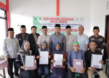 Serahkan Sertifikat Halal, Ade Merta Katakan Ini Adalah Penting