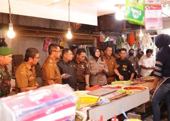 Wali Kota Payakumbuh bersama Forkopimda dan Tim Pengendali Inflasi Daerah (TPID) Kota Payakumbuh pantau harga kebutuhan pokoh yang berkontribusi terhadap inflasi daerah di Pasar Tradisional Ibuh