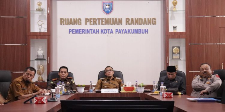 Hadir Bersama Forkopimda, Pj. Walikota Payakumbuh Rakor Terkait Pengendalian Inflasi Daerah Bersama Mendagri