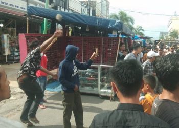 Petugas Satpol PP Padang Di Lempari Batu Saat Penertiban Pedagang