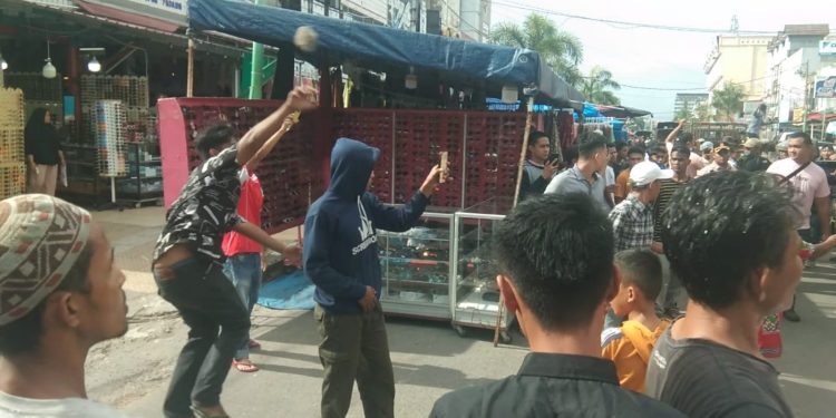 Petugas Satpol PP Padang Di Lempari Batu Saat Penertiban Pedagang