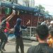 Petugas Satpol PP Padang Di Lempari Batu Saat Penertiban Pedagang