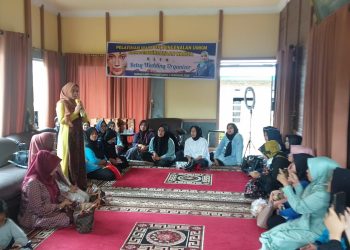 Ciptakan Lapangan Kerja, Betsy Karmila Adakan  Pelatihan Make Up Panampuang Agam