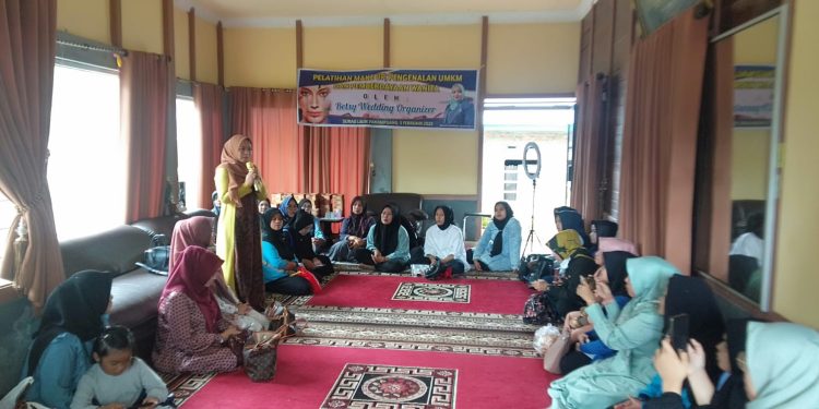 Ciptakan Lapangan Kerja, Betsy Karmila Adakan  Pelatihan Make Up Panampuang Agam