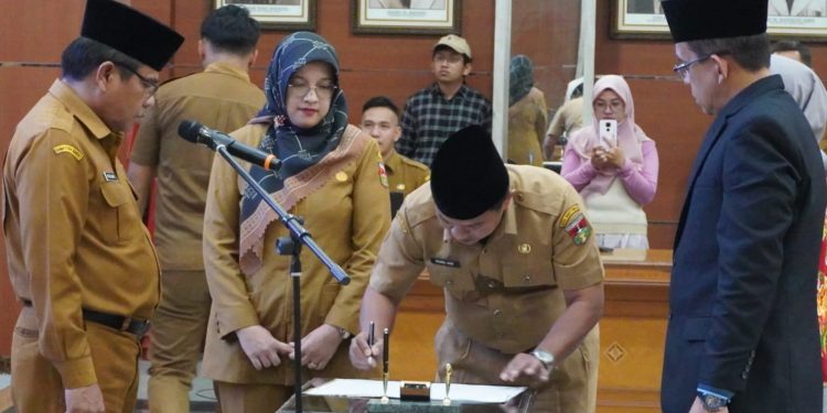 15 Pejabat Pemko Bukittinggi Dilantik, Martias Wanto: Ini Hasil Evaluasi Kinerja Para Pejabat