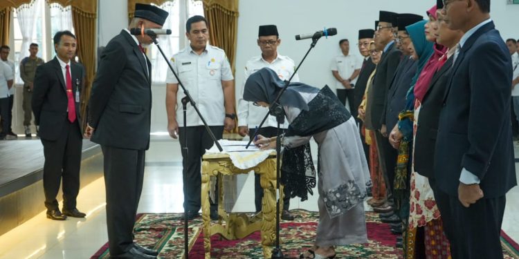 Gubernur Mahyeldi Lantik 11 Orang Pejabat Eselon 2 di Lingkup Pemprov. Sumbar