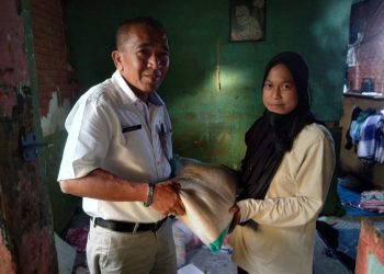 Kepedulian Wako Rida Ananda, Utus Kepala Dinas Langsung Bantu Warga Kurang Mampu Di NDB