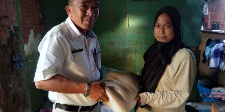 Kepedulian Wako Rida Ananda, Utus Kepala Dinas Langsung Bantu Warga Kurang Mampu Di NDB