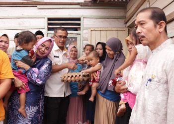 Anak Stunting Dan Keluarga Yang Terdampak Kemiskinan Ekstrim Di Dua Lokasi Berbeda, Pj. Wali Kota Payakumbuh Bersama Ketua TP-PKK Kota Payakumbuh Menyerahlan Bantuan Serta Asupan Gizi