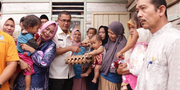 Anak Stunting Dan Keluarga Yang Terdampak Kemiskinan Ekstrim Di Dua Lokasi Berbeda, Pj. Wali Kota Payakumbuh Bersama Ketua TP-PKK Kota Payakumbuh Menyerahlan Bantuan Serta Asupan Gizi