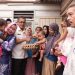 Anak Stunting Dan Keluarga Yang Terdampak Kemiskinan Ekstrim Di Dua Lokasi Berbeda, Pj. Wali Kota Payakumbuh Bersama Ketua TP-PKK Kota Payakumbuh Menyerahlan Bantuan Serta Asupan Gizi