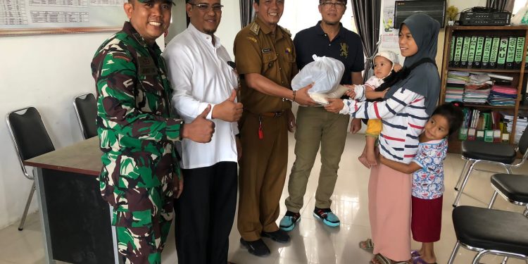 Bersama BAZNAS, Pj. Walikota Payakumbuh Serahkan Bantuan Untuk Anak Stunting di Kelurahan NDB
