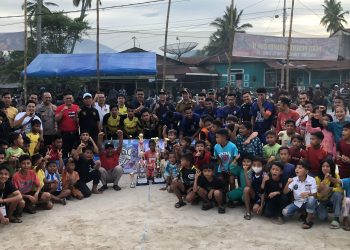 Serahkan Piala Kepada Juara Futsal Arimbi FC Cup I, Rida Ananda ; pemerintah selalu dukung kegiatan positif generasi muda