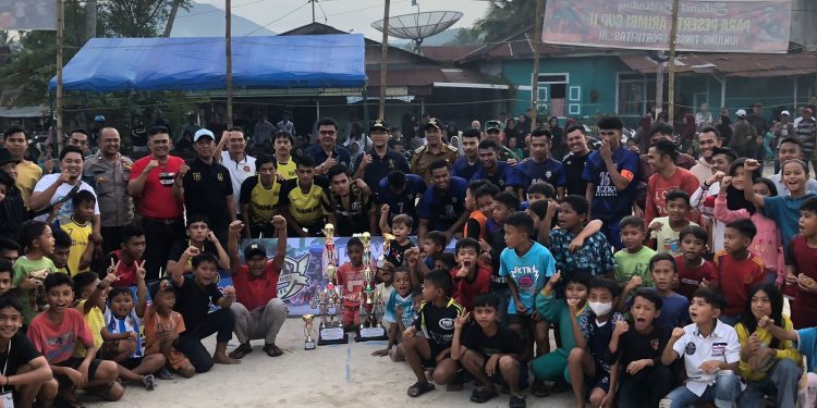 Serahkan Piala Kepada Juara Futsal Arimbi FC Cup I, Rida Ananda ; pemerintah selalu dukung kegiatan positif generasi muda