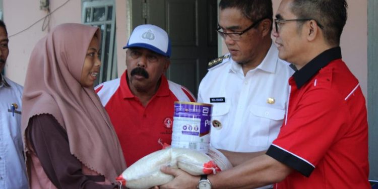 Lagi! Bersama HBT, Pj. Walikota Rida Ananda Serahkan Bantuan Stunting di Payobasung