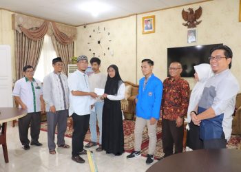 Wako Rida Ananda Bersama Baznas Serahkan Bantuan 1 Juta Untuk 35 Mahasiswa