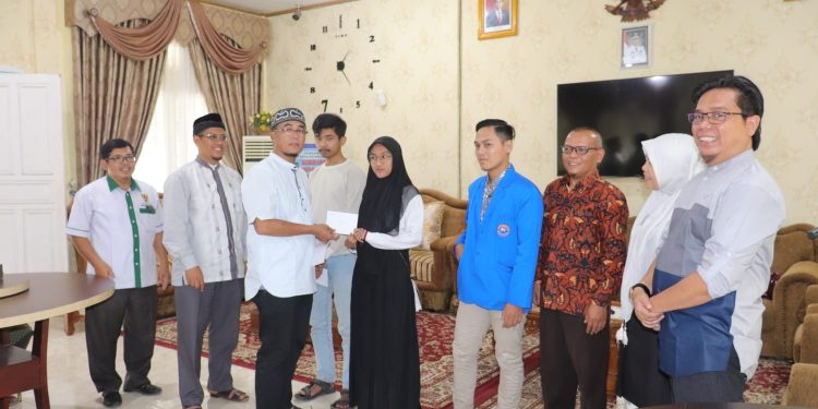 Wako Rida Ananda Bersama Baznas Serahkan Bantuan 1 Juta Untuk 35 Mahasiswa