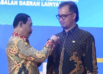 Jadi Narsum Nasional IPDN, Erman Safar Diberi Penghargaan Kartika Pamong Praja Muda